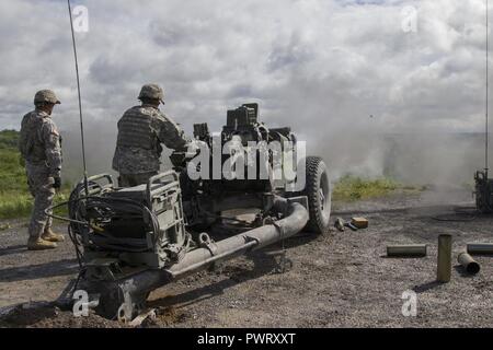 Des soldats américains avec Charlie Batterie, 1er Bataillon, 101e Régiment d'artillerie, 86th Infantry Brigade Combat Team (montagne), au Massachusetts, la Garde nationale, un incendie M119A3 obusier 105 mm à Fort Drum, N.Y., 20 juin 2017. Le bataillon d'artillerie de campagne a mené des exercices de tir réel au cours de leur entraînement annuel pour se tenir prêt. Banque D'Images