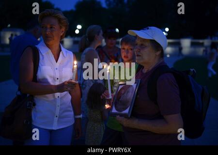 Nataliya Self (à gauche), avec son fils, Alex, et sa mère, Albina Ivanovna, assister à une cérémonie de dépôt le 21 juin 2017, à la World War II Memorial à Washington, D.C. Albina est titulaire d'une photo de son père et son frère, Ivan et Fedoukin Vasilyi Constantinovitch, tous deux perdu dans la guerre. La cérémonie honorait tous les soldats russes de la Seconde Guerre mondiale. (DPAA Banque D'Images