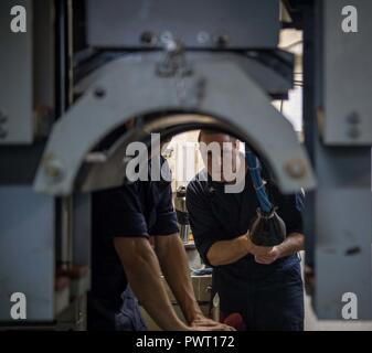 Océan Pacifique (20 juin 2017) Technicien Sonar (surface) 2e classe André Gagné, de South Hadley, Massachusetts, commande un palan pneumatique au cours d'une torpille à bord de la classe Ticonderoga croiseur lance-missiles USS Princeton (CG 59). Princeton est en cours dans le cadre du Groupe aéronaval Nimitz en fonction d'un programme de déploiement de l'ouest du Pacifique et l'Océan Indien. ( Banque D'Images