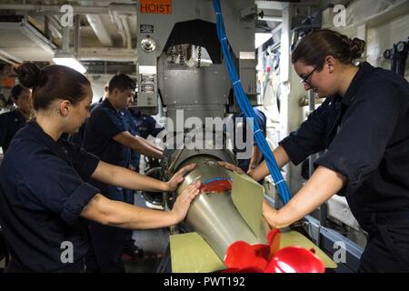 Océan Pacifique (20 juin 2017) guide les marins une torpille Mark 46 dans un bac de chargement à bord de la classe Ticonderoga croiseur lance-missiles USS Princeton (CG 59). Le navire est en cours avec le groupe aéronaval du Nimitz sur un déploiement prévu à l'ouest du Pacifique et l'Océan Indien. ( Banque D'Images