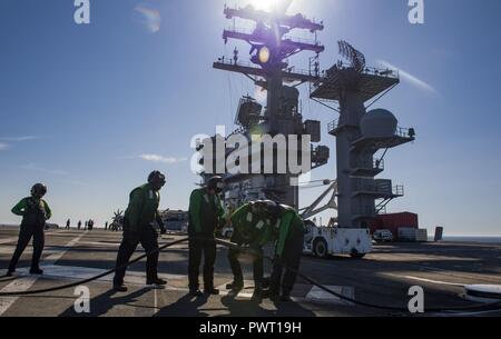 Océan Atlantique (25 juin 2017) marins rebrancher un câble sur le poste de pilotage à bord du porte-avions USS Dwight D. Eisenhower (CVN 69) (Ike). Ike est en cours pendant la phase de maintien en puissance de la flotte (Plan d'intervention optimisés OFRP). ( Banque D'Images