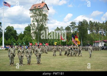 Le Color Guard sur le champ de parade des marches lors de la 18ème Brigade de la Police militaire, Cérémonie de passation de commandement de l'armée américaine le colonel Arturo J. Horton au colonel Glenn C. Schmick, à la caserne de la tour Grafenwoehr champ parade, l'Allemagne, le 26 juin 2017. Banque D'Images