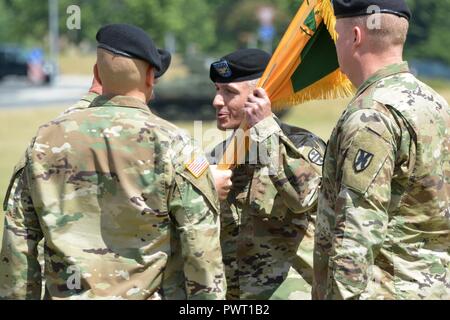 Le colonel de l'armée américaine Arturo J. Horton, Centre, 18e Brigade de police militaire commandant sortant, reçoit l'unité de couleurs en cours de la brigade cérémonie de passation de commandement à la caserne de la tour Grafenwoehr champ parade, l'Allemagne, le 26 juin 2017. Banque D'Images