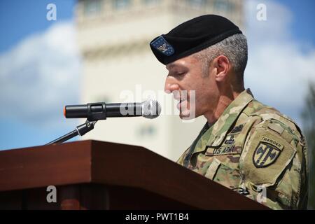 Le colonel de l'armée américaine Arturo J. Horton, 18e Brigade de police militaire commandant sortant, donne un discours lors de la passation de commandement de la brigade de cérémonie à la caserne Tour Grafenwoehr champ parade, l'Allemagne, le 26 juin 2017. Banque D'Images