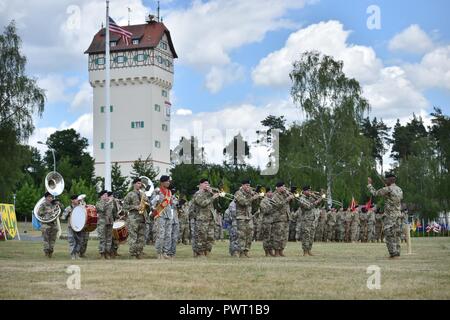 L'US Army Band joue au cours de la 18e Brigade de police militaire, cérémonie de passation de commandement de l'armée américaine le colonel Arturo J. Horton au colonel Glenn C. Schmick au Grafenwoehr Caserne Tour champ de parade, l'Allemagne, le 26 juin 2017. Banque D'Images
