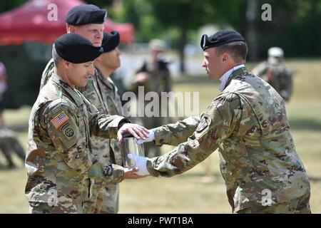Le colonel de l'armée américaine Arturo J. Horton, 18e Brigade de police militaire commandant sortant, à gauche, reçoit un obus carter au cours de la brigade cérémonie de passation de commandement à la caserne de la tour Grafenwoehr champ parade, l'Allemagne, le 26 juin 2017. Banque D'Images