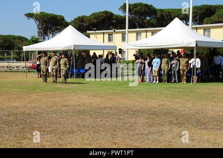 De gauche, le Lieutenant-colonel de l'armée américaine Jason M. Alvis commandant sortant de la 839th bataillon de transport de l'armée américaine, le Colonel Curt L. Stewart Agent chargé de l'examen à partir de la 598e Brigade des transports,U.S. Le Lieutenant-colonel de l'armée John A. Merci de nouveau commandant du 839th bataillon de transport, au cours de la 839th bataillon de transport Changement de commandement et cérémonie de changement de responsabilité au Camp Darby, Italie, 26 juin, 2017. ( Banque D'Images