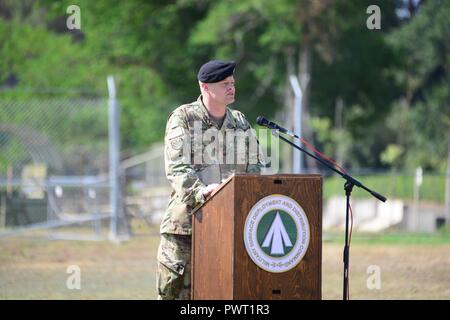 Le colonel de l'armée américaine Curt L. Stewart Agent chargé de l'examen à partir de la 598e Brigade des Transports parle au cours de la 839th bataillon de transport Changement de commandement et cérémonie de changement de responsabilité au Camp Darby, Italie, 26 juin, 2017. ( Banque D'Images