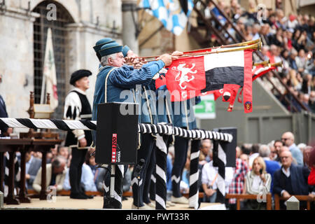 Sienne, Italie. 06Th Jan, 2000. Le moment de la Tratta dans lequel les chevaux sont attribuée aux districts qui vont participer à la sienne d'Octobre 20, 2018 Credit : Cosimo Martemucci/Pacific Press/Alamy Live News Banque D'Images