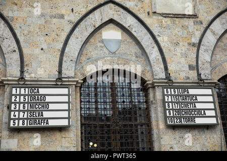 Sienne, Italie. 06Th Jan, 2000. Le moment de la Tratta dans lequel les chevaux sont attribuée aux districts qui vont participer à la sienne d'Octobre 20, 2018 Credit : Cosimo Martemucci/Pacific Press/Alamy Live News Banque D'Images