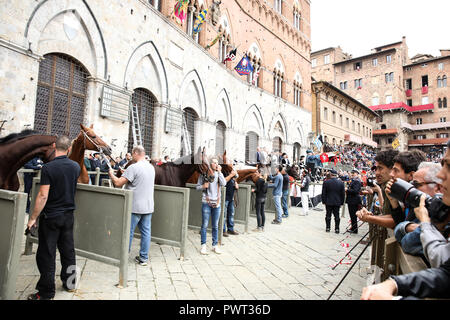 Sienne, Italie. 06Th Jan, 2000. Le moment de la Tratta dans lequel les chevaux sont attribuée aux districts qui vont participer à la sienne d'Octobre 20, 2018 Credit : Cosimo Martemucci/Pacific Press/Alamy Live News Banque D'Images