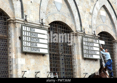 Sienne, Italie. 06Th Jan, 2000. Le moment de la Tratta dans lequel les chevaux sont attribuée aux districts qui vont participer à la sienne d'Octobre 20, 2018 Credit : Cosimo Martemucci/Pacific Press/Alamy Live News Banque D'Images