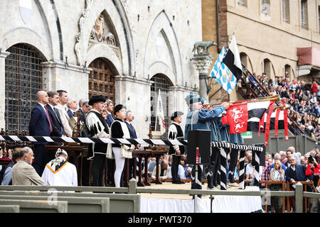 Sienne, Italie. 06Th Jan, 2000. Le moment de la Tratta dans lequel les chevaux sont attribuée aux districts qui vont participer à la sienne d'Octobre 20, 2018 Credit : Cosimo Martemucci/Pacific Press/Alamy Live News Banque D'Images