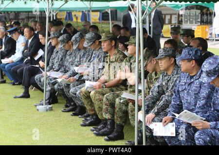 Les dirigeants de la communauté locale, japonais et américains à la 14militaires de défense antimissile le changement de batterie de commandement et de responsabilité cérémonie qui a eu lieu lundi 26 juin, 2017, dans l'Hôtel Centrale à Kyotango, Omiya, Japon. Ces cérémonies sont une tradition consacrée tenu par des unités de l'armée pour signifier le transfert de responsabilité, d'autorité et de la responsabilité de l'équipe de commandement de l'un à l'autre. Le nouveau commandant et le sergent, le Capitaine Anton McDuffie de Tampa, en Floride, et 1er. Le Sgt. Myron Metcalf de Fayetteville, N.C., remplacé le commandant sortant et le sergent major, Sara de Cardenas Banque D'Images