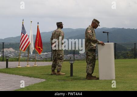 1st. Le Sgt. Myron Metcalf de Fayetteville, N.C., nouveau premier sergent, 14e Batterie de défense antimissile, aborde la 14e MDB Soldats et audience au cours d'un changement de commandement et de responsabilité cérémonie qui a eu lieu lundi 26 juin, 2017, dans l'Hôtel Centrale à Kyotango, Omiya, Japon. Metcalf a assumé la responsabilité de l'unité de premier sortant, 1er sergent Sgt. Benjamin Sharp de Colorado Springs, au Colorado Banque D'Images