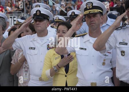 CHICAGO (1 juillet 2017) Chef des opérations navales Adm. John Richardson, Master Chief Petty Officer de la Marine (MCPON) Steven Giordano, et leurs conjoints militaires durant l'hymne national au ministère de la Défense ) Warrior cérémonie d'ouverture des Jeux à Soldier Field, à Chicago. Le Guerrier run Jeux jusqu'au 8 juillet. Les athlètes devront tester leurs capacités dans sept sports : tir à l'arc, randonnée à vélo, l'athlétisme, le tir, le volleyball assis, la natation et le basket-ball en fauteuil roulant. La Marine de l'équipe est composée d'athlètes du guerrier blessé Marine - Safe Harbor, la seule organisation de la Marine de coordinati Banque D'Images