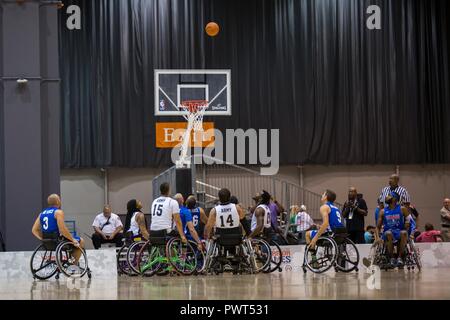 Les soldats de l'armée américaine et les anciens combattants pratique pour la compétition de basket-ball en fauteuil roulant pour le ministère de la Défense 2017 Warrior Jeux à Chicago, Illinois, le 1 juillet 2017. La DOD Warrior Jeux sont un événement annuel permettant aux blessés, malades et blessés militaires et anciens combattants au style paralympiques sports comme le tir à l'arc, randonnée à vélo, terrain, tir, le volleyball assis, natation, athlétisme et de basket-ball en fauteuil roulant. Banque D'Images