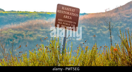 Zone de restauration de l'habitat signe sur un Grassy Mountain Banque D'Images