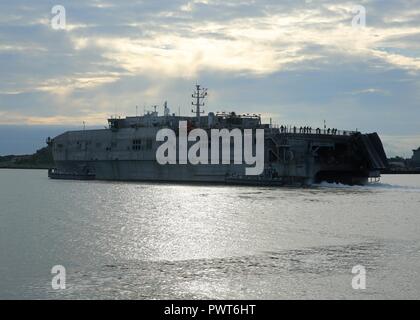 VIRGINIA BEACH, en Virginie (1 juillet 2017)--militaire du Commandement maritime navire de transport rapide expéditionnaire USNS Lance (FPE) Part 1 expéditionnaire conjoint peu Base Creek-Fort Story, le 1 juillet. Lance a débuté à commencer son déploiement est l'appui de Partenariat Sud Gare 2017. Banque D'Images