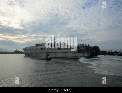 VIRGINIA BEACH, en Virginie (1 juillet 2017)--militaire du Commandement maritime navire de transport rapide expéditionnaire USNS Lance (FPE) Part 1 expéditionnaire conjoint peu Base Creek-Fort Story, le 1 juillet. Lance a débuté à commencer son déploiement est l'appui de Partenariat Sud Gare 2017. Banque D'Images
