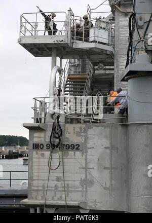 VIRGINIA BEACH, en Virginie (1 juillet 2017)--Les marins du Service civil attaché à la commande de transport maritime militaire expéditionnaire du navire de transport rapide USNS Lance (FPE 1) Tirez sur les amarres comme le départ du navire expéditionnaire conjoint peu Base Creek-Fort Story, le 1 juillet. Lance a débuté à commencer son déploiement est l'appui de Partenariat Sud Gare 2017. Banque D'Images