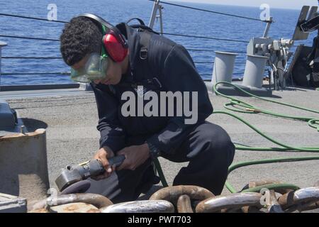 Mer Méditerranée (30 juin 2017) - Matelot Recruter Brinio Urena procède à l'entretien de la préservation de la chaîne d'ancre à bord de la classe Arleigh Burke destroyer lance-missiles USS Carney (DDG 64) dans la mer Méditerranée le 30 juin 2017. Carney, l'avant-déployé à Rota, Espagne, effectue actuellement sa troisième patrouille dans la sixième flotte américaine zone d'opérations à l'appui de la sécurité nationale des États-Unis en Europe. ( Banque D'Images