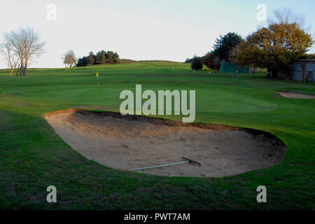 Le râteau sur le sable dans le bunker de golf, Norfolk, Angleterre Banque D'Images