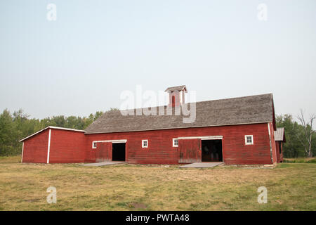 Grange de chevaux (entre 1909 et 1919) au Bar U Ranch, Lieu historique national du Canada, Parcs Canada, Longview, Alberta, Canada Banque D'Images