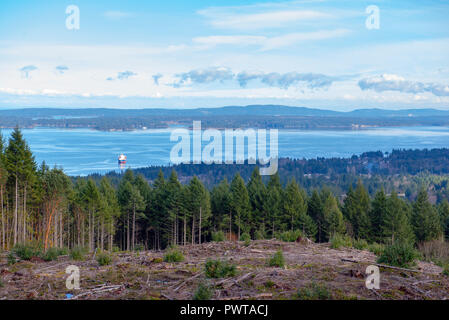 Avis de Ladysmith rivage du haut d'une montagne et les îles du golfe à l'horizon, prises sur l'île de Vancouver, BC, Canada Banque D'Images