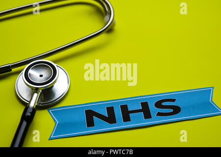 NHS with stethoscope concept inspiration sur fond jaune Banque D'Images