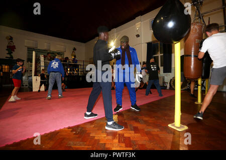 Vues générales de boxeurs jeunes et vieux de la formation et de travail à Littlehampton Boxing Club, West Sussex, UK. Banque D'Images