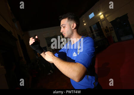 Vues générales de boxeurs jeunes et vieux de la formation et de travail à Littlehampton Boxing Club, West Sussex, UK. Banque D'Images