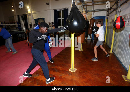 Vues générales de boxeurs jeunes et vieux de la formation et de travail à Littlehampton Boxing Club, West Sussex, UK. Banque D'Images