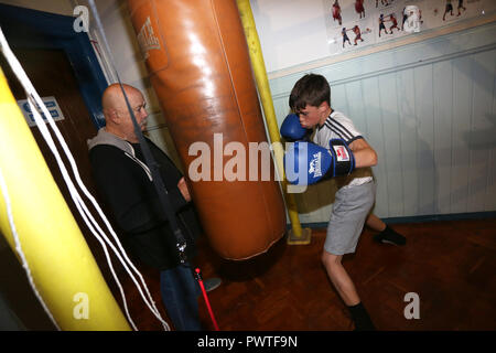 Vues générales de boxeurs jeunes et vieux de la formation et de travail à Littlehampton Boxing Club, West Sussex, UK. Banque D'Images