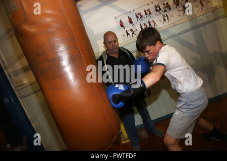 Vues générales de boxeurs jeunes et vieux de la formation et de travail à Littlehampton Boxing Club, West Sussex, UK. Banque D'Images