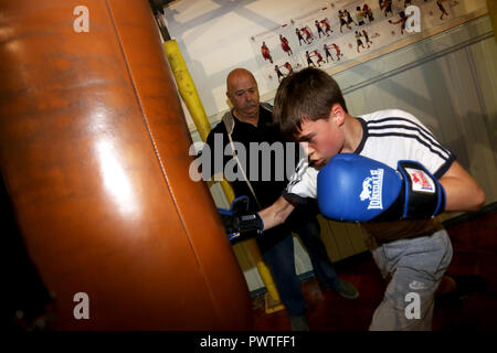 Vues générales de boxeurs jeunes et vieux de la formation et de travail à Littlehampton Boxing Club, West Sussex, UK. Banque D'Images