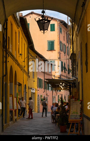 Café et restaurant dans la rue, Lucca, Toscane,Italie,Europe Banque D'Images