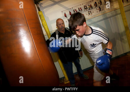 Vues générales de boxeurs jeunes et vieux de la formation et de travail à Littlehampton Boxing Club, West Sussex, UK. Banque D'Images