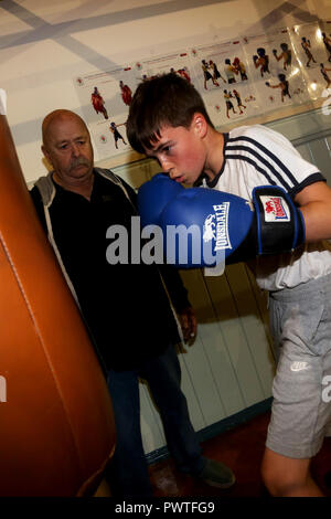 Vues générales de boxeurs jeunes et vieux de la formation et de travail à Littlehampton Boxing Club, West Sussex, UK. Banque D'Images