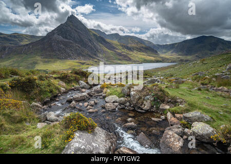 Belle image paysage de ruisseau près de Snowdonia en Ogwen Llyn pendant le début de l'automne qui coule vers Tryfan en arrière-plan Banque D'Images