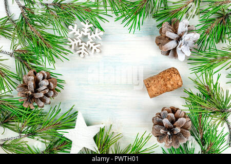 Fond de Noël avec des branches de sapins, cônes, neige, noël décorations et d'un bouchon de champagne avec copie espace, photo prise à la verticale Banque D'Images