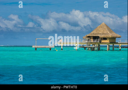 Bungalows sur pilotis sur pilotis en hôtel de luxe, le Bora Bora, Französisch-Polynesien Banque D'Images