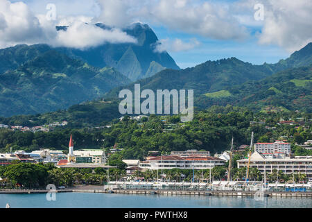 Vue sur la ville avec de hautes montagnes, Papeete, Tahiti Banque D'Images