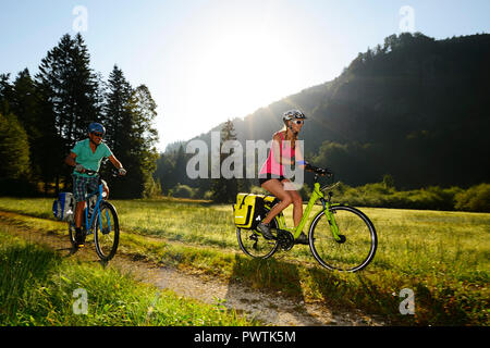 Deux cyclistes sur route de gravier, Chiemgau, Oberbayern, Allemagne Banque D'Images