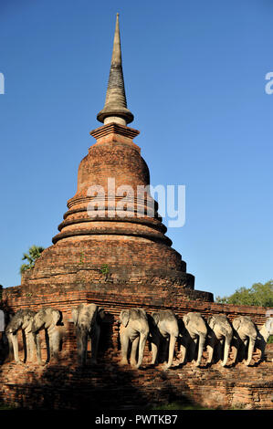 Wat Chang lom, des statues d'éléphants autour du parc historique de Sukhothai, Thaïlande Sukhothai Banque D'Images