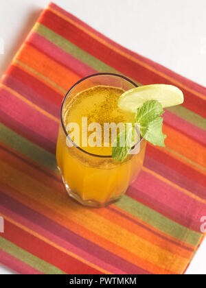 JALJEERA, UNE BOISSON SALÉE GARNIE AVEC BUNDIS, citron, feuilles de menthe et CUMIN EN POUDRE TORRÉFIÉ Banque D'Images