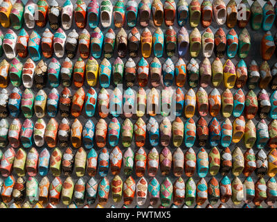 Chaussures miniatures colorés sur un marché marocain Banque D'Images