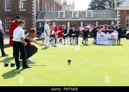 La première dame des États-Unis Melania Trump tente sa main à la pétanque lors d'une visite au Royal Hospital Chelsea le 13 juillet 2018 à Londres, Royaume-Uni. Banque D'Images