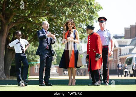 La première dame des États-Unis Melania Trump et Philip Mai, mari de Premier ministre britannique Theresa May, s'essayer à la pétanque lors d'une visite au Royal Hospital Chelsea le 13 juillet 2018 à Londres, Royaume-Uni. Banque D'Images