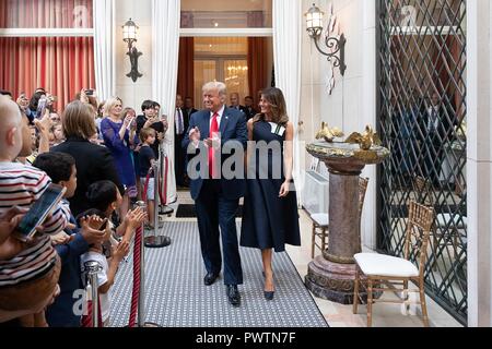 Président américain Donald Trump et la Première Dame Melania Trump arriver de rencontrer le personnel de l'ambassade et les familles le 11 juillet 2018 à Bruxelles, Belgique. Banque D'Images